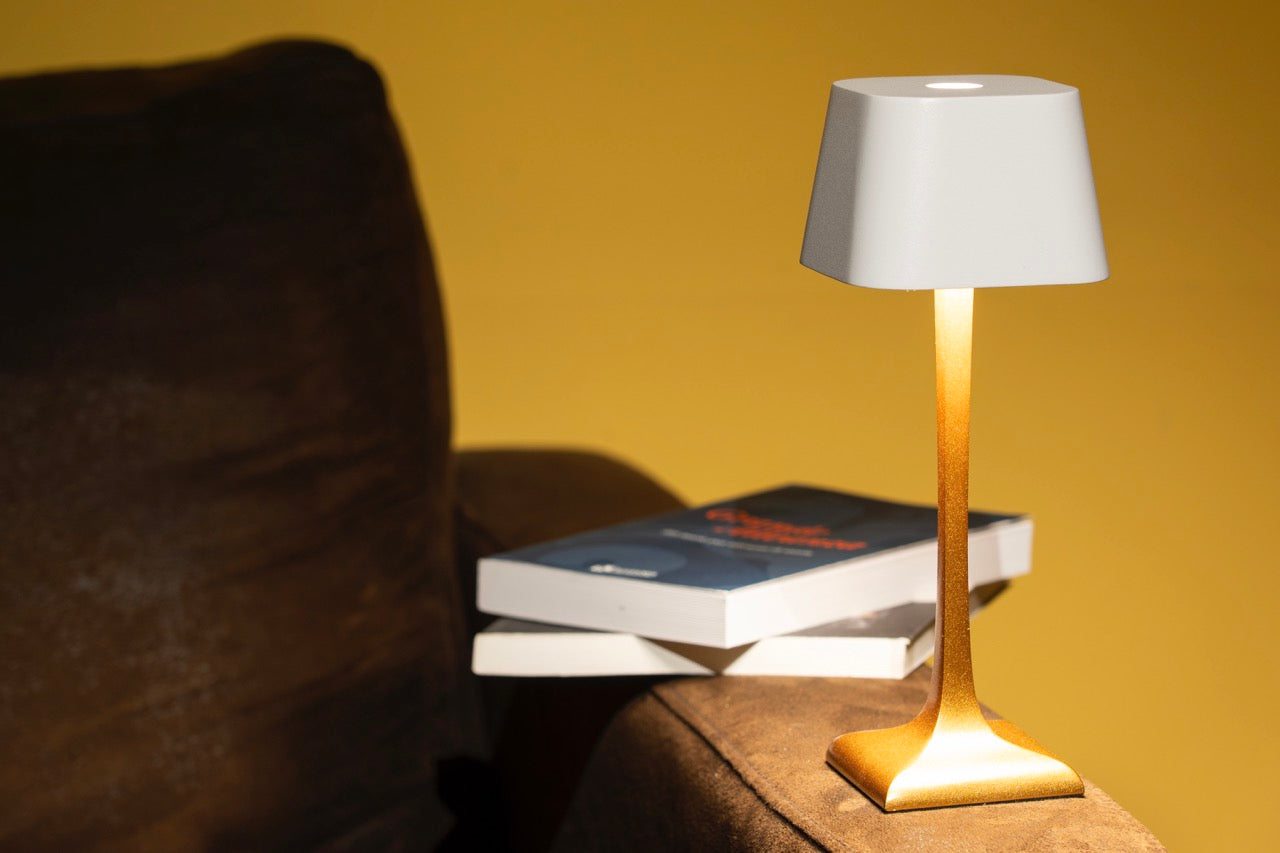 A CA MIA GLAPHYRA ORO E BIANCA. Lampada da Tavolo Led Ricaricabile Senza Fili.